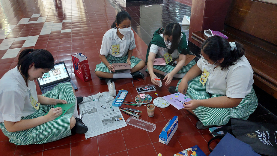 Siswi-siswi Mengerjakan Tugas di Lorong Aula SMP