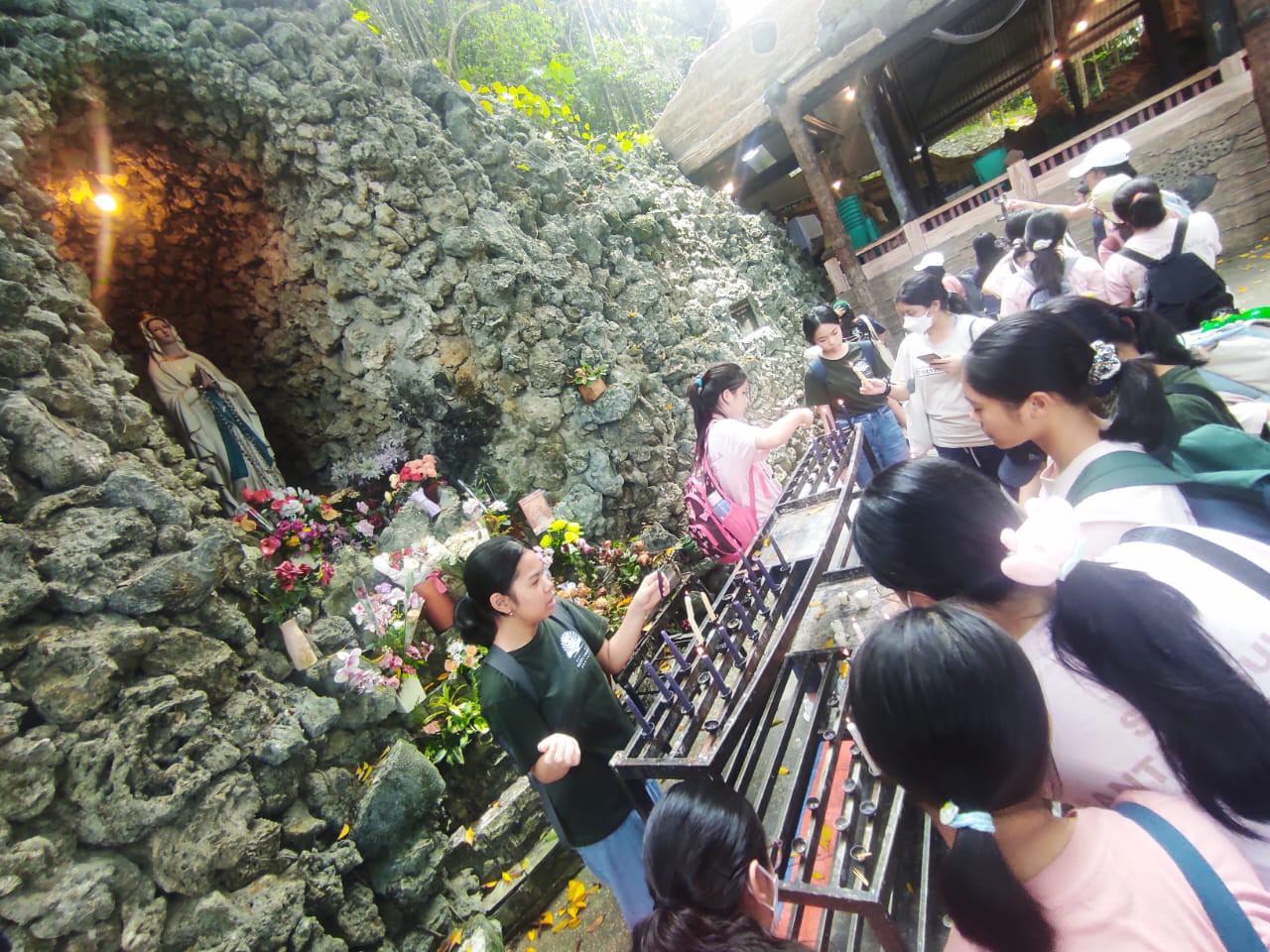 Siswi Kelas VIII & IX Mengikuti Ziarah di Gua Maria Bukit Kanada