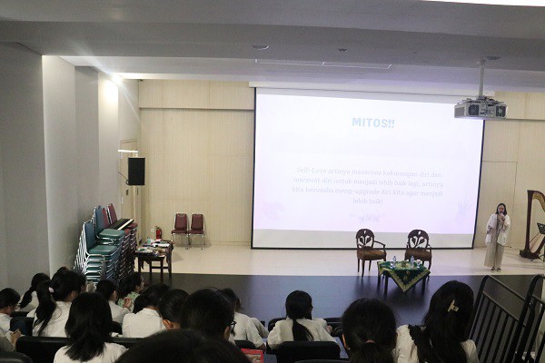 Workshop Inspiratif di Ruang Teater SMP