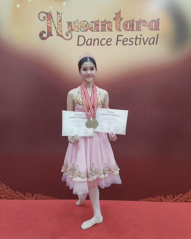 Madeleine Widjaja kelas VII-4 yang telah meraih GOLD PRIZE dalam kategori Junior C