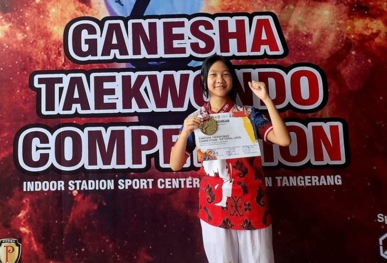Rafaela Miracle Jade Emmanuel S, kelas VII-4 Medali GOLD dalam Ganesha Taekwondo Competition