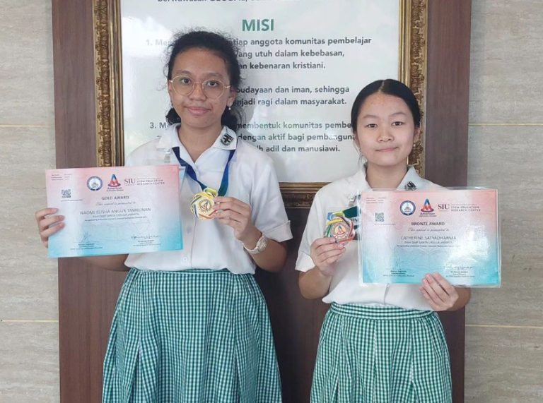 GOLD AWARD dan BRONZE AWARD dalam kompetisi American Mathematics Olympiad.