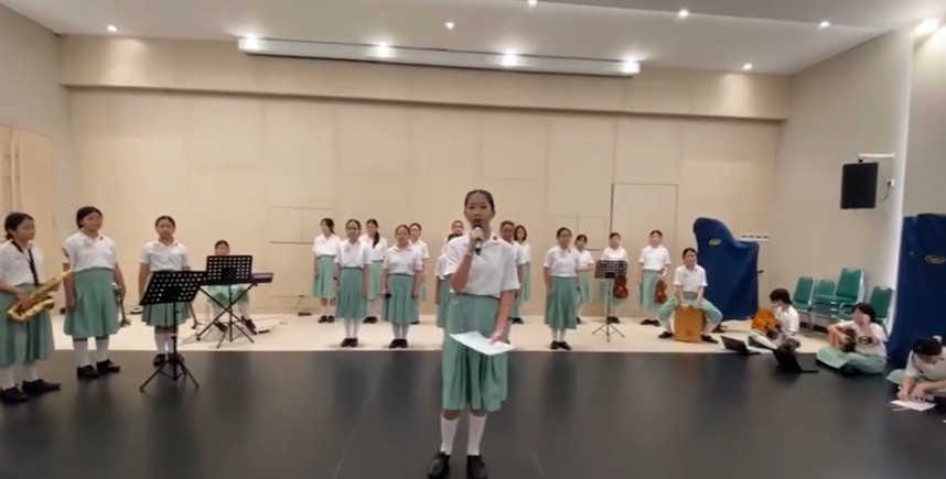 Persiapan Musikalisasi Puisi oleh Kelas VII-3 dengan Menyanyikan Lagu yang Berjudul “Persahabatan” By SMP Santa Ursula Jakarta