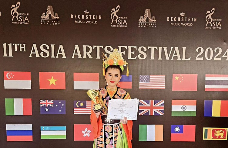 Gold Trophy lomba menari tradisional pada 19 Juli 2024