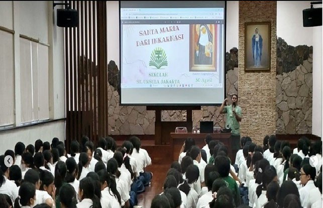 Siswi Kelas VIII SMP Santa Ursula Berkumpul untuk Menyimak Kisah Santa Maria dari Inkarnasi