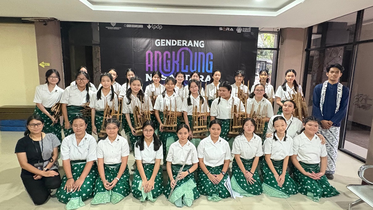 lomba angklung di Institut Seni Budaya Indonesia, Bandung.
