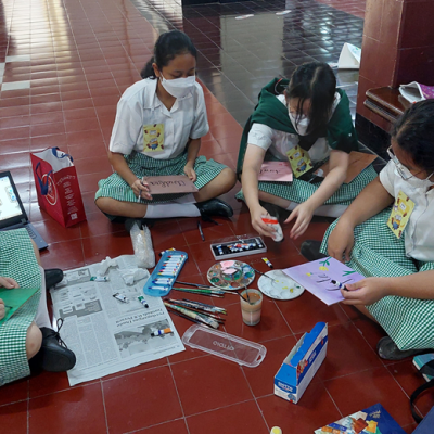 Siswi-siswi Mengerjakan Tugas di Lorong Aula SMP