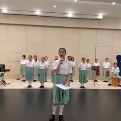 Persiapan Musikalisasi Puisi oleh Kelas VII-3 dengan Menyanyikan Lagu yang Berjudul “Persahabatan” By SMP Santa Ursula Jakarta