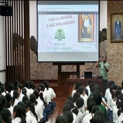 Siswi Kelas VIII SMP Santa Ursula Berkumpul untuk Menyimak Kisah Santa Maria dari Inkarnasi